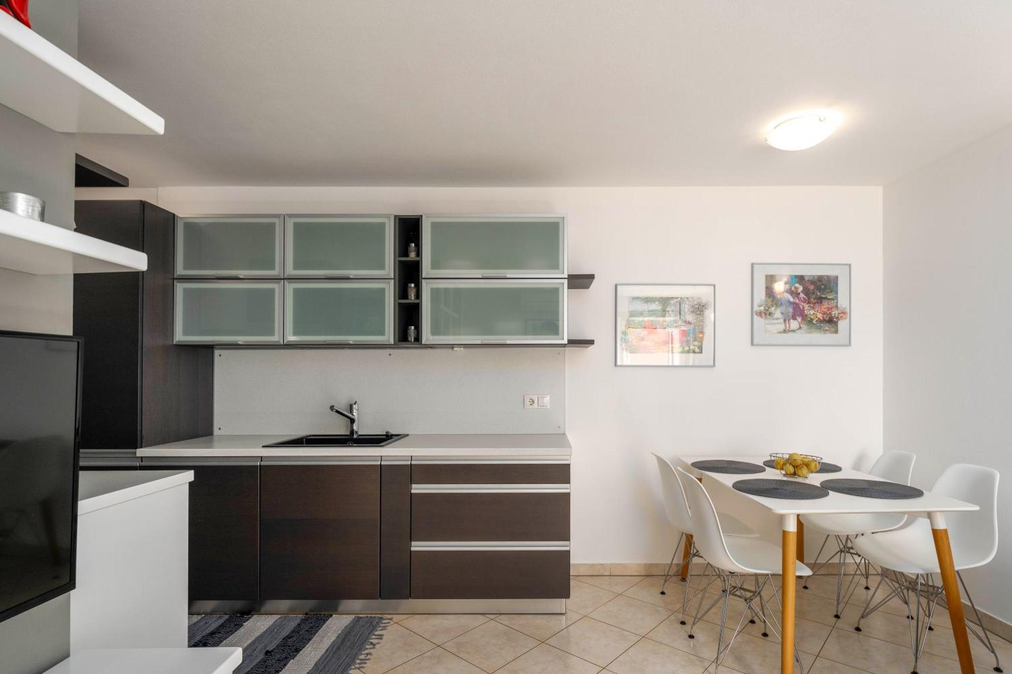 ורסאר Degrassi Square Apartments (Adults Only) מראה חיצוני תמונה