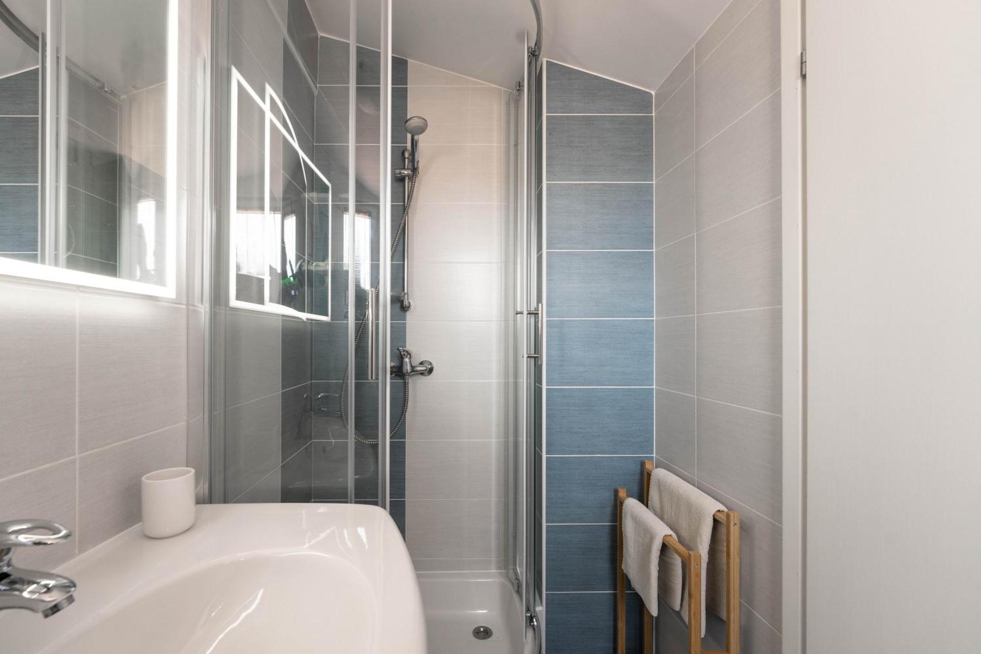 ורסאר Degrassi Square Apartments (Adults Only) מראה חיצוני תמונה