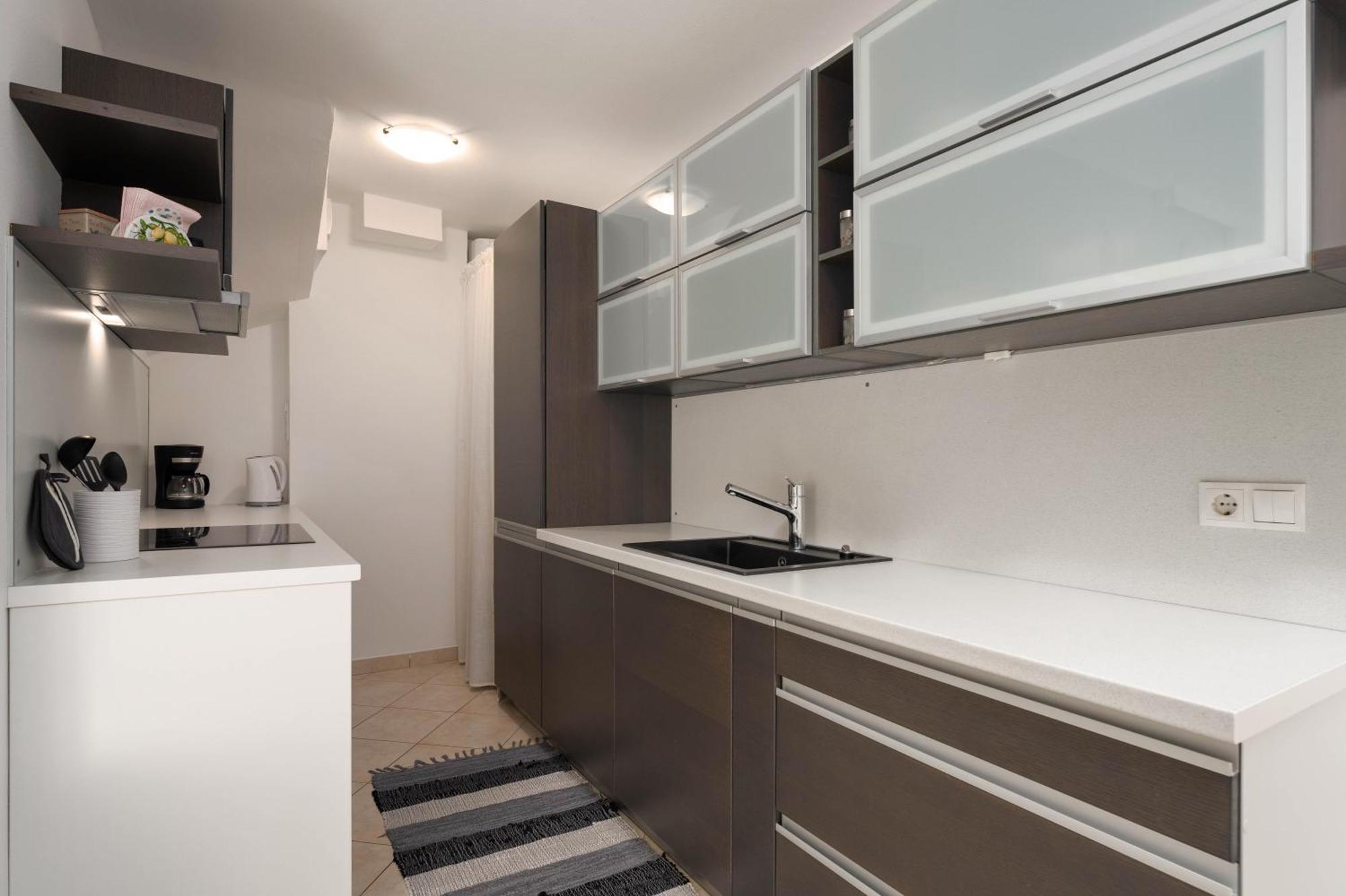 ורסאר Degrassi Square Apartments (Adults Only) מראה חיצוני תמונה
