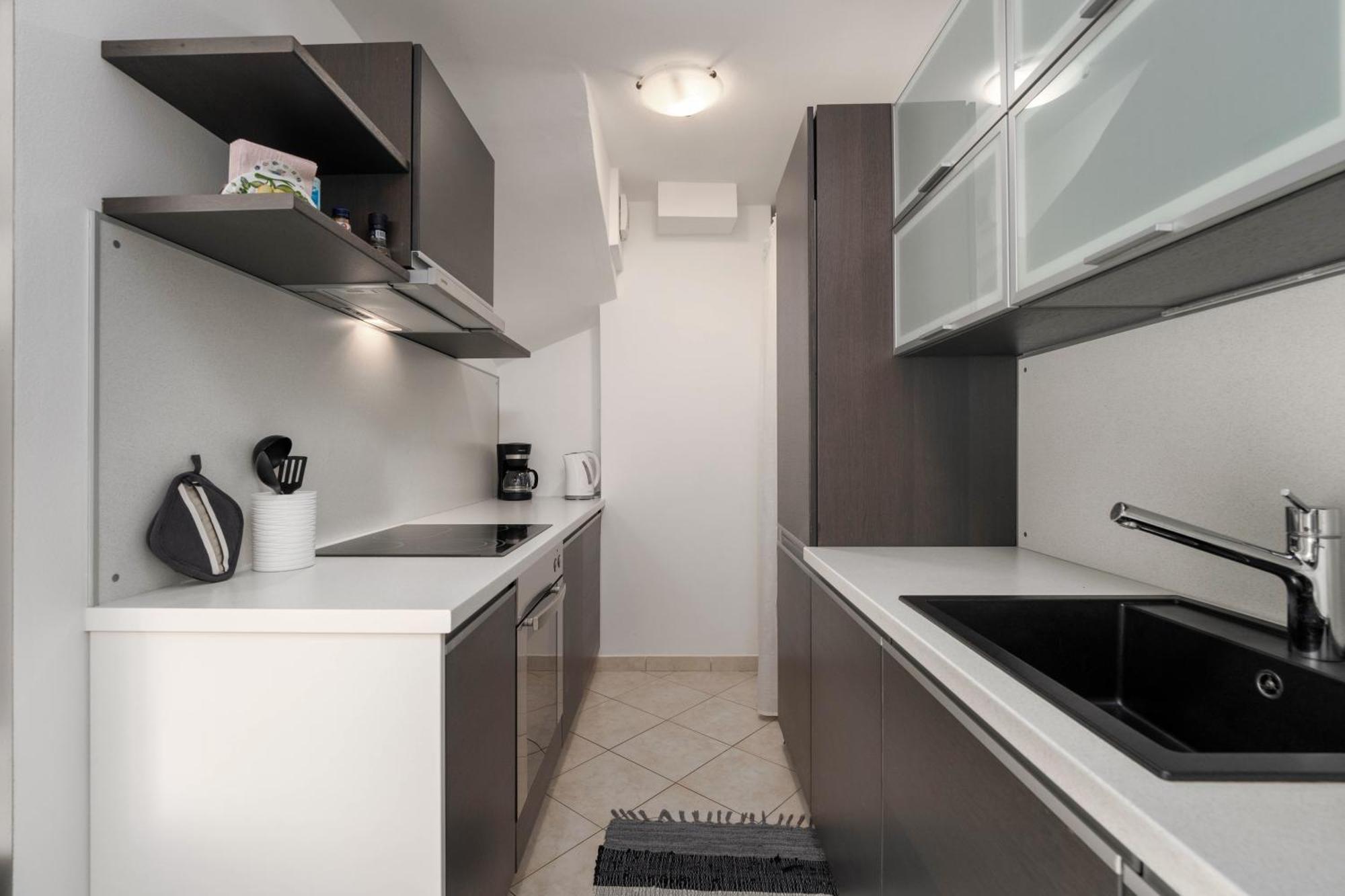 ורסאר Degrassi Square Apartments (Adults Only) מראה חיצוני תמונה