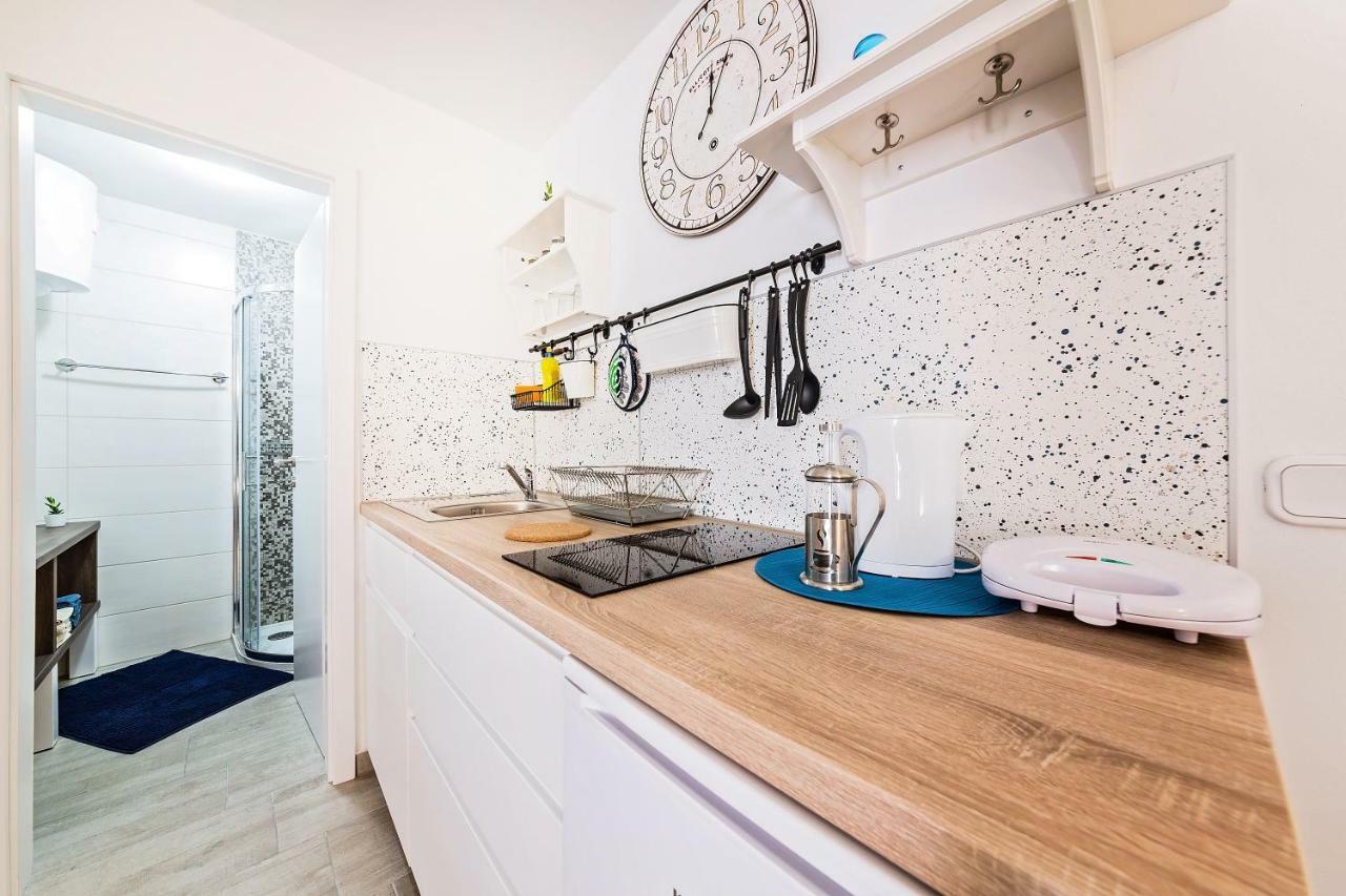 ורסאר Degrassi Square Apartments (Adults Only) מראה חיצוני תמונה