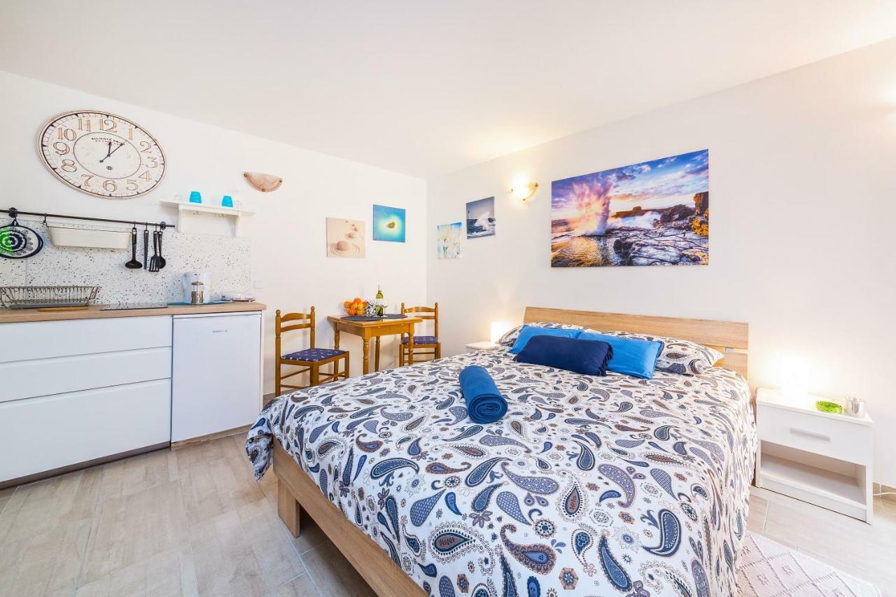 ורסאר Degrassi Square Apartments (Adults Only) מראה חיצוני תמונה