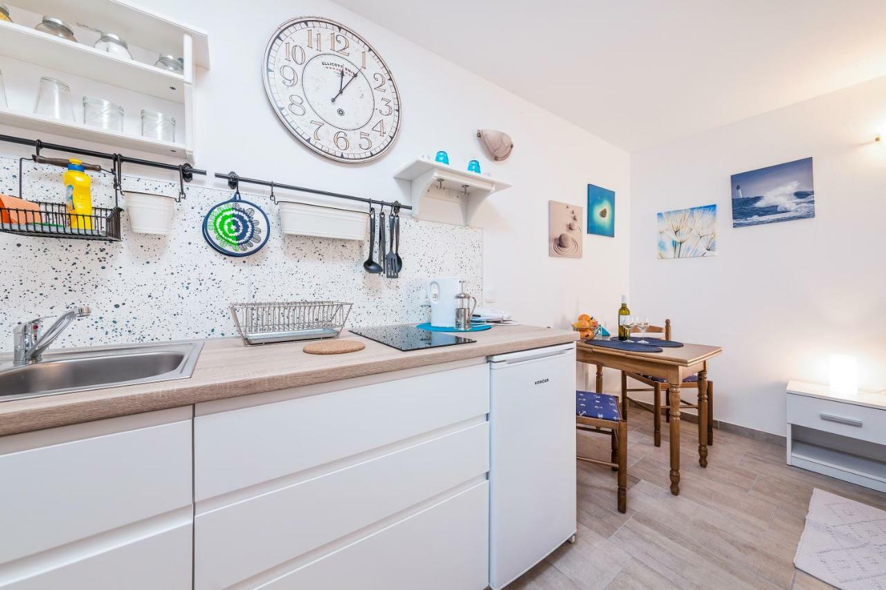 ורסאר Degrassi Square Apartments (Adults Only) מראה חיצוני תמונה