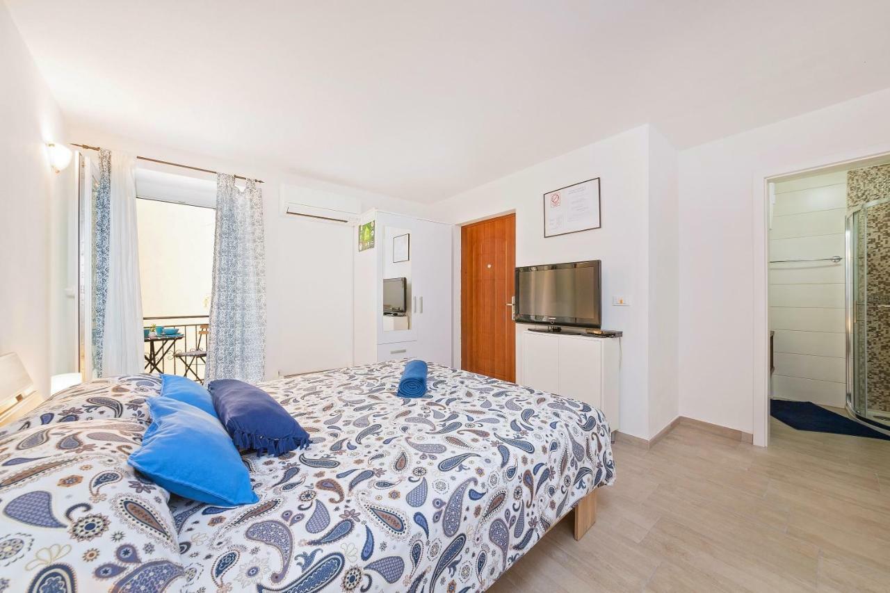 ורסאר Degrassi Square Apartments (Adults Only) מראה חיצוני תמונה