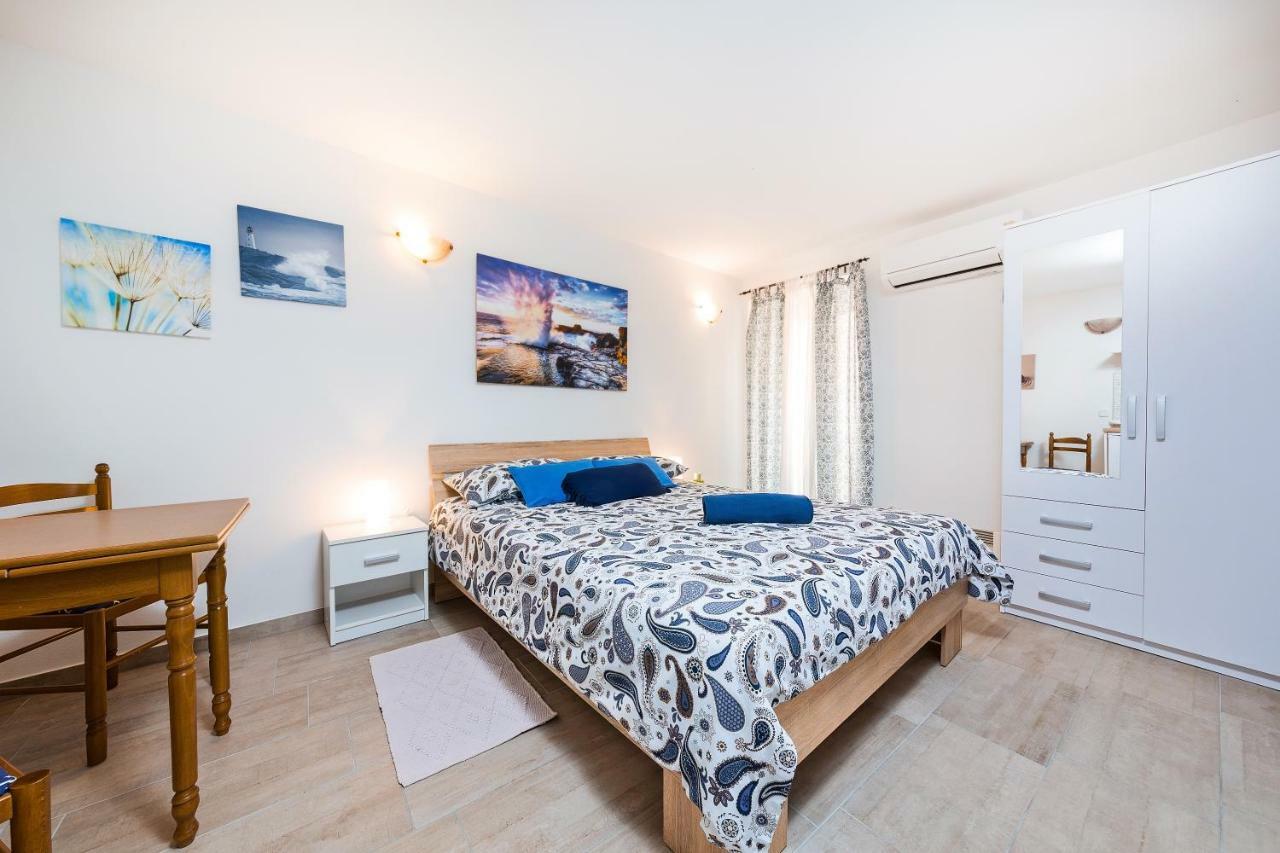 ורסאר Degrassi Square Apartments (Adults Only) מראה חיצוני תמונה