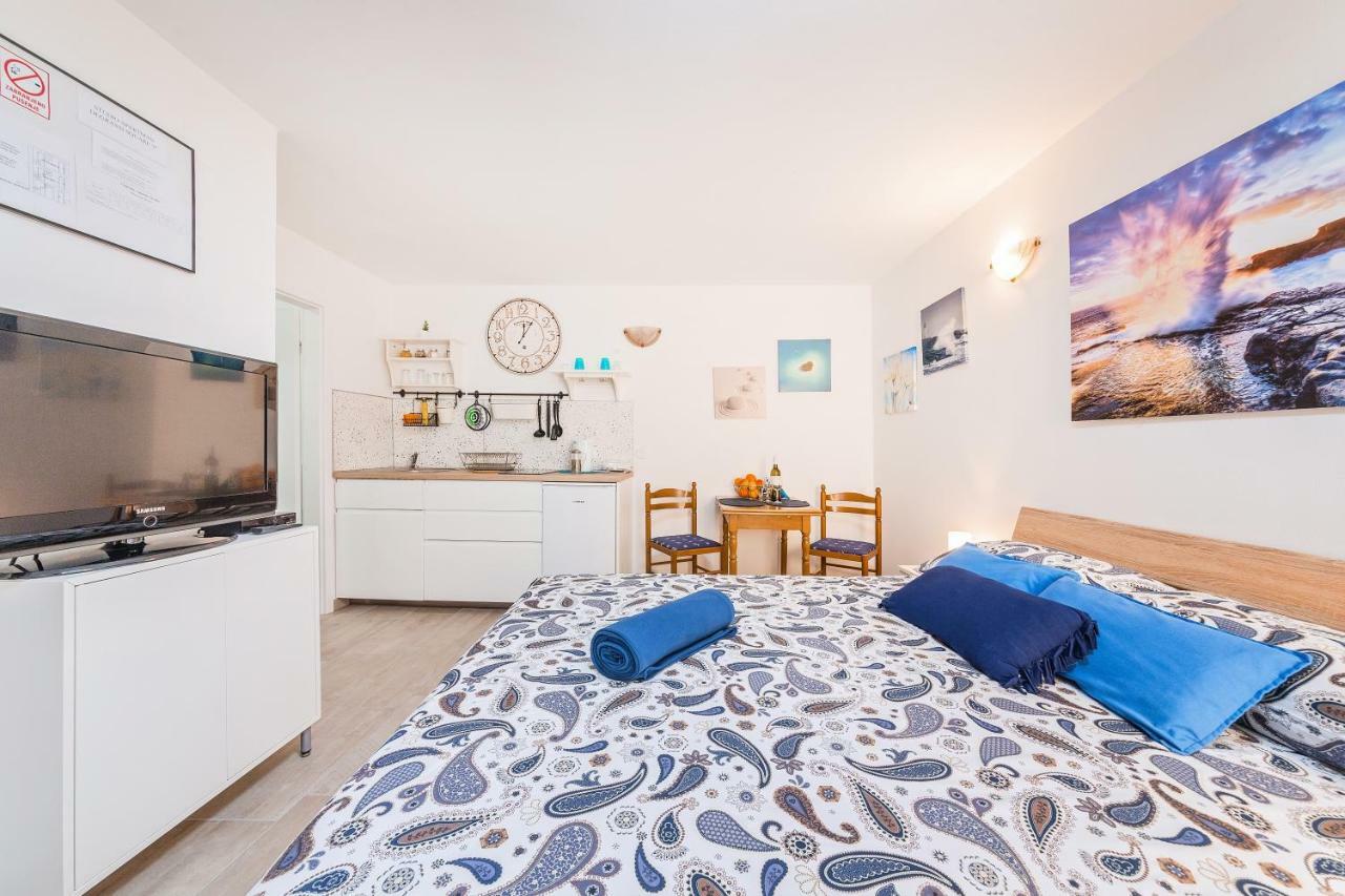ורסאר Degrassi Square Apartments (Adults Only) מראה חיצוני תמונה