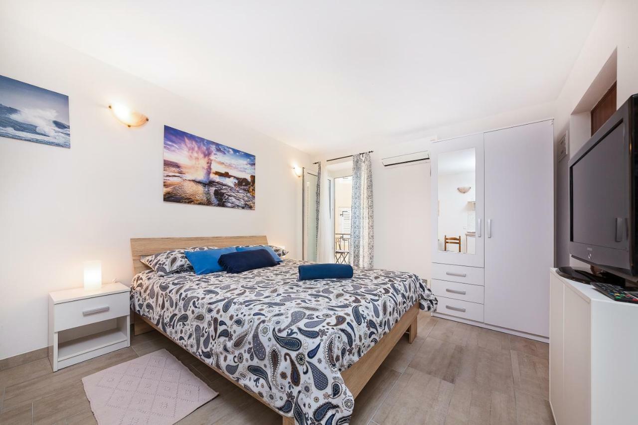 ורסאר Degrassi Square Apartments (Adults Only) מראה חיצוני תמונה