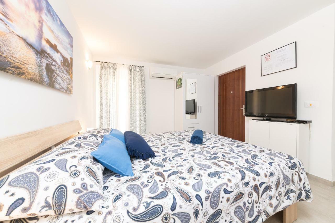 ורסאר Degrassi Square Apartments (Adults Only) מראה חיצוני תמונה